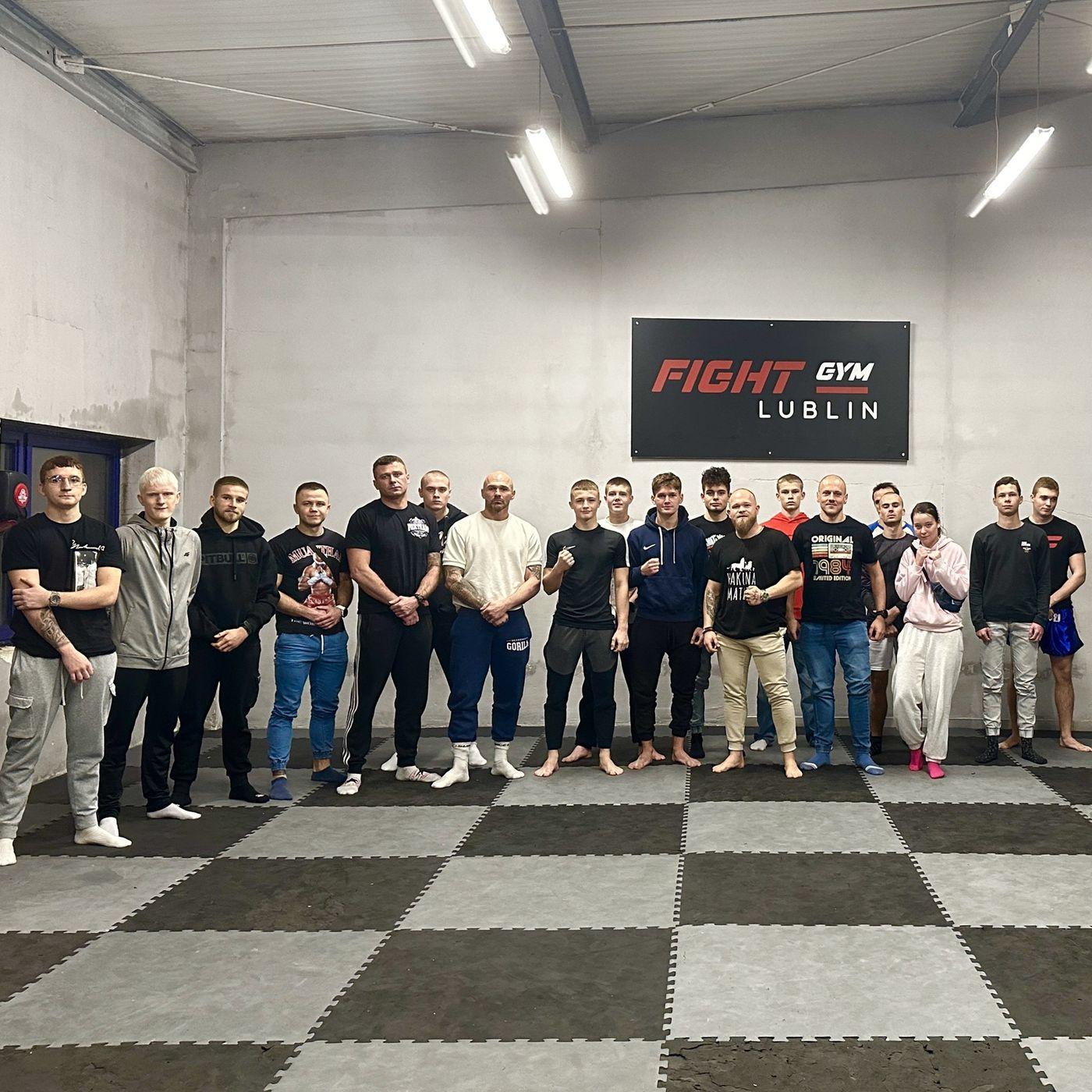 Grupa zawodników na sali Fight Gym Lublin